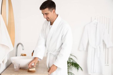 Sabah banyoda yakışıklı genç adamın