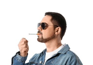 Sigara içen adam beyazda izole edilmiş.
