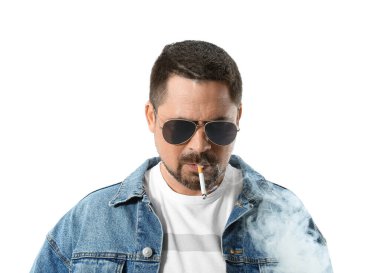 Sigara içen adam beyazda izole edilmiş.