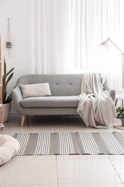 Modern oturma odasında rahat bir kanepe ve şık bir halı.