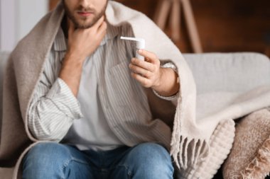 Evde astım spreyi olan hasta bir adam var.