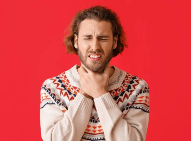 Arka planda boğaz ağrısı olan hasta bir adam.