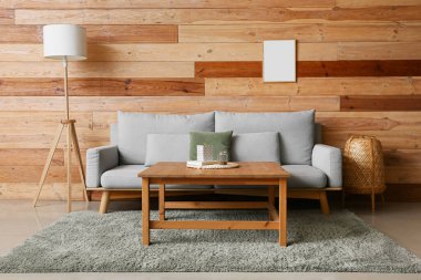 Odanın içinde kanepe, masa ve zemin lambası olan ahşap zemin.