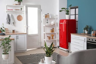 Mutfağın içindeki kırmızı vintage buzdolabı.