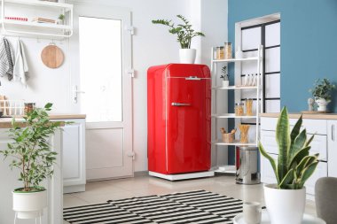 Mutfağın içindeki kırmızı vintage buzdolabı.