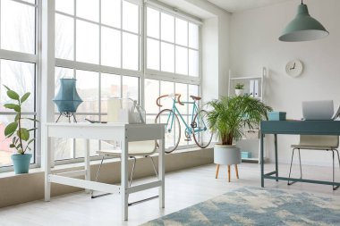 Rahat işyerleri ve bisikleti olan ışık ofisinin içi