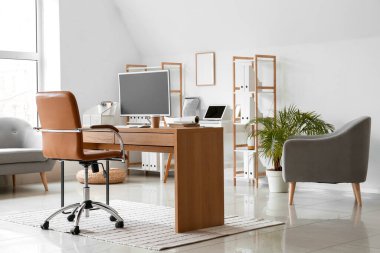 Ofis içi aydınlık modern bilgisayarlı işyeri