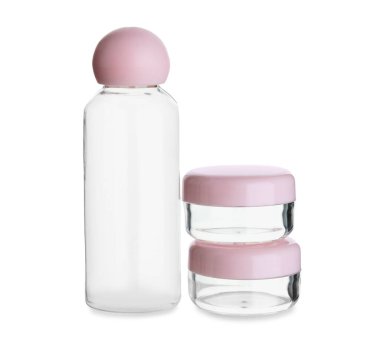 Boş seyahat kozmetik şişesi ve beyaz arka planda kavanozlar