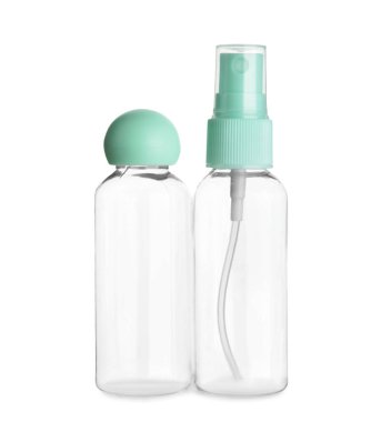 Beyaz arka planda boş seyahat kozmetik şişeleri