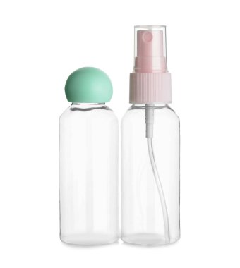 Beyaz arka planda boş seyahat kozmetik şişeleri