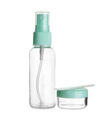 Boş seyahat kozmetik şişesi ve beyaz arka planda kavanoz