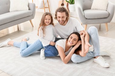 Evdeki yumuşak halıda genç bir aile