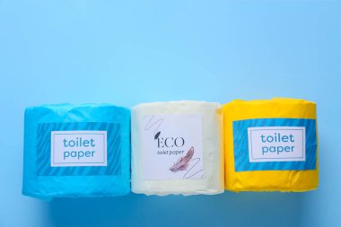 Mavi arka planda tuvalet kağıdı ruloları