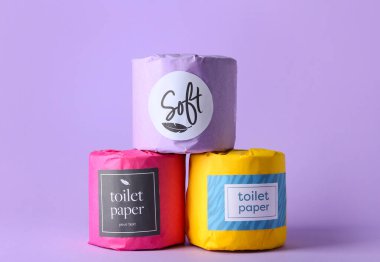 Mor arka planda tuvalet kağıdı yığını