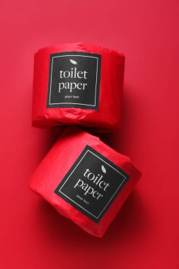 Kırmızı arka planda tuvalet kağıdı ruloları
