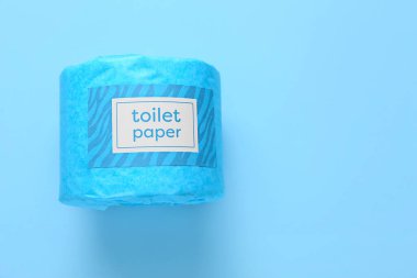 mavi arkaplanda tuvalet kağıdı rulosu