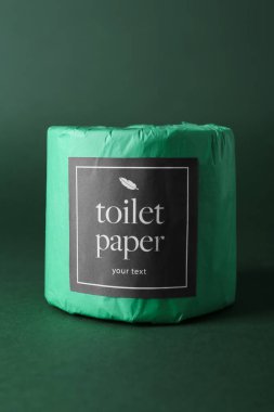 Yeşil arka planda tuvalet kağıdı rulosu