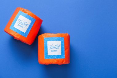 Mavi arka planda tuvalet kağıdı ruloları