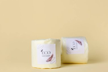 Bej arka planda tuvalet kağıdı ruloları