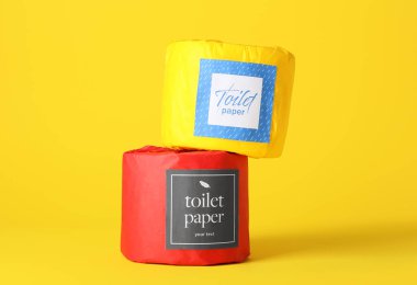 Sarı arka planda tuvalet kağıdı ruloları