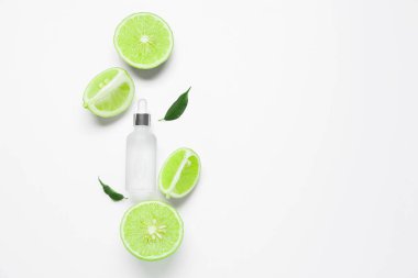 Temel yağ şişesiyle kompozisyon ve beyaz arka planda bergamot meyveleri kesme