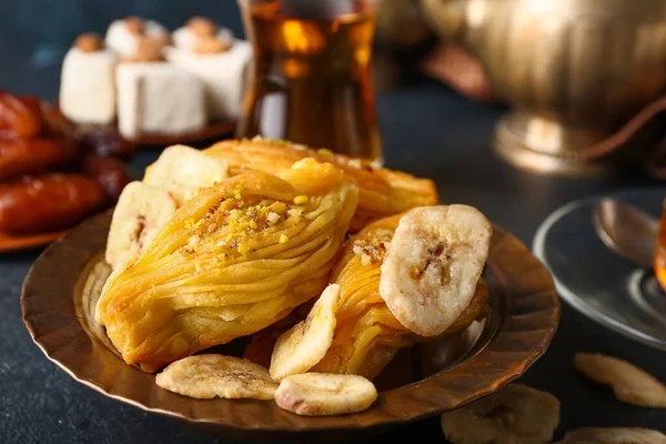 Assiette Avec Savoureux Baklava Turc Sur Fond Sombre — Photo