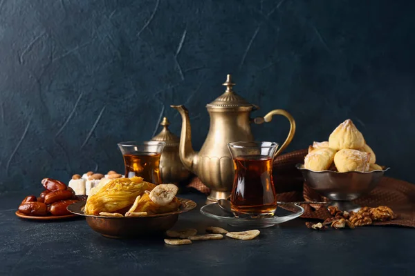 Lezzetli Doğu Tatlıları Koyu Arkaplanda Çay — Stok fotoğraf