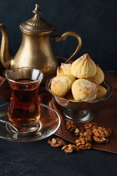 Смачне Арабське Печиво Чаєм Темному Тлі — стокове фото