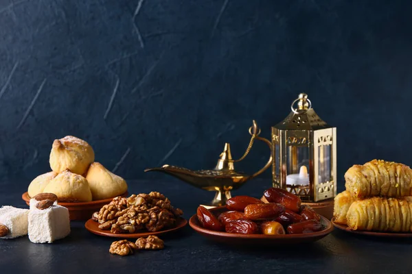 Smaczne Słodycze Wschodnie Arabskie Lampy Ciemnym Tle — Zdjęcie stockowe