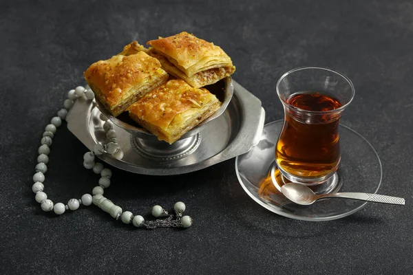 Tasbih Lezzetli Türk Baklavası Koyu Arkaplanda Çay — Stok fotoğraf