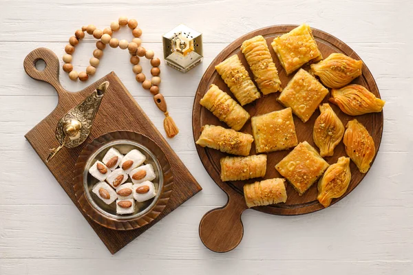Lekkere Oosterse Snoepjes Met Arabische Lampen Tasbih Witte Houten Ondergrond — Stockfoto