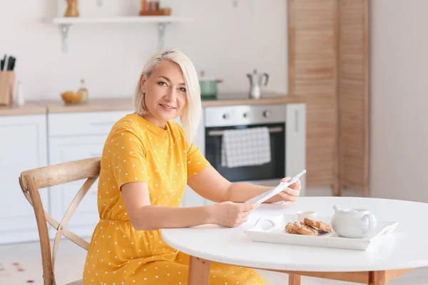 Beautiful Mature Woman Reading Newspaper Dining Table Kitchen — Stock Photo, Image