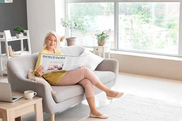 Hermosa Mujer Madura Leyendo Periódico Sofá Casa — Foto de Stock