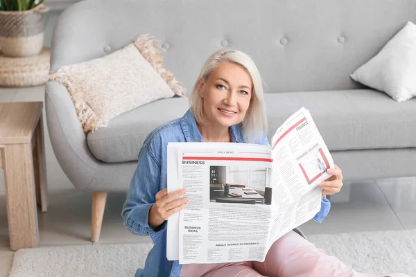 Hermosa Mujer Madura Leyendo Periódico Suelo Casa — Foto de Stock