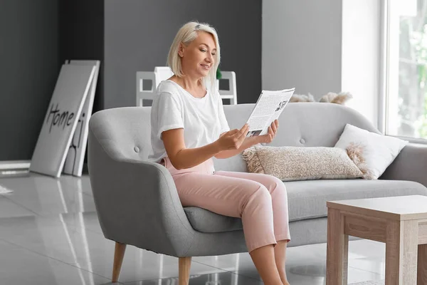 Beautiful Mature Woman Reading Newspaper Sofa Home — Stock Photo, Image