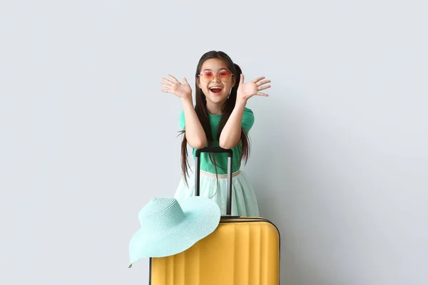 Aranyos Kislány Bőrönddel Könnyű Háttérrel — Stock Fotó