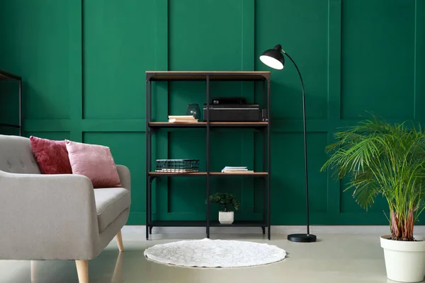 Estantes Con Decoración Lámpara Pie Cerca Pared Verde Salón — Foto de Stock