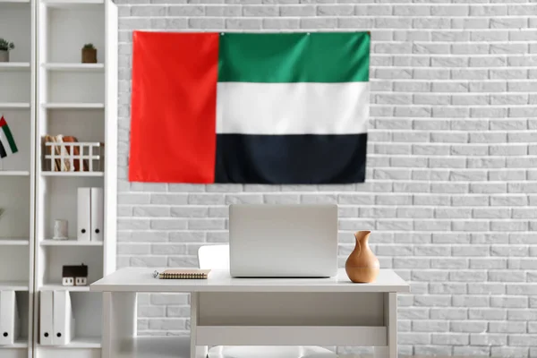 Moderner Arbeitsplatz Mit Laptop Und Vae Flagge Ziegelwand — Stockfoto