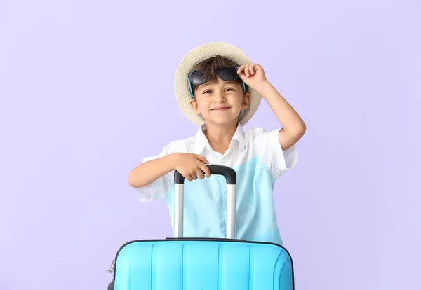 Kleine Jongen Met Koffer Kleur Achtergrond — Stockfoto