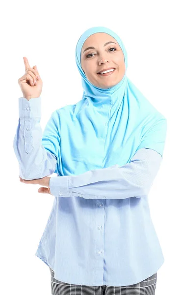 Porträt Einer Muslimischen Sekretärin Mit Erhobenem Zeigefinger Auf Weißem Hintergrund — Stockfoto