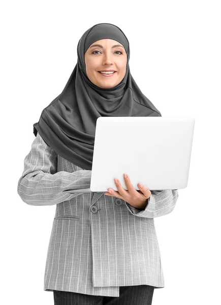 带有轻型背景笔记本电脑的穆斯林秘书 — 图库照片