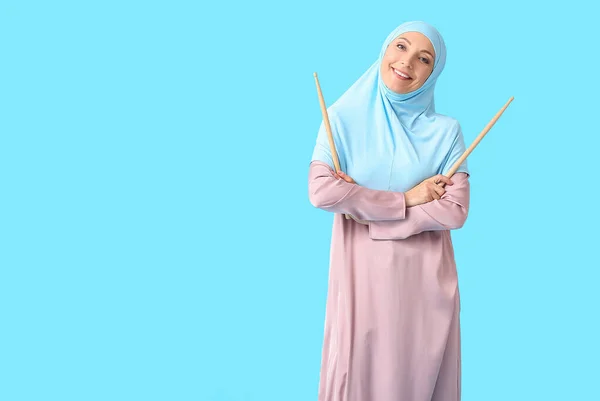 色の背景にイスラム音楽教師 — ストック写真