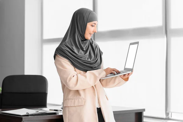Secretário Muçulmano Com Laptop Escritório — Fotografia de Stock