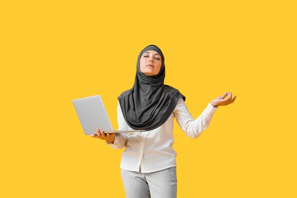 Meditating Muslim Secretary Laptop Color Background — Stock Photo, Image