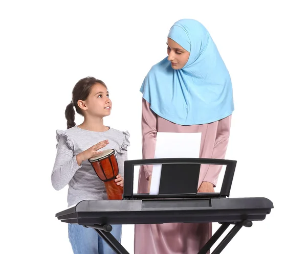 Privat Muselman Musik Lärare Lektioner Till Liten Flicka Vit Bakgrund — Stockfoto