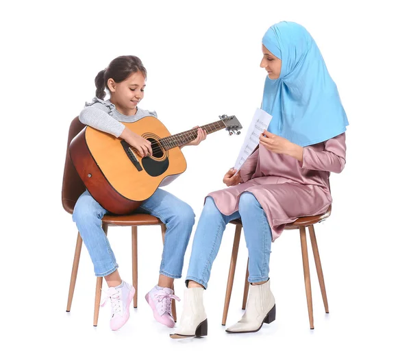 Privat Muslimsk Musik Lärare Ger Gitarr Lektion Till Liten Flicka — Stockfoto