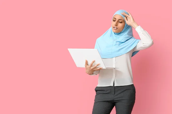Muslim Secretary Laptop Color Background — Stock Photo, Image