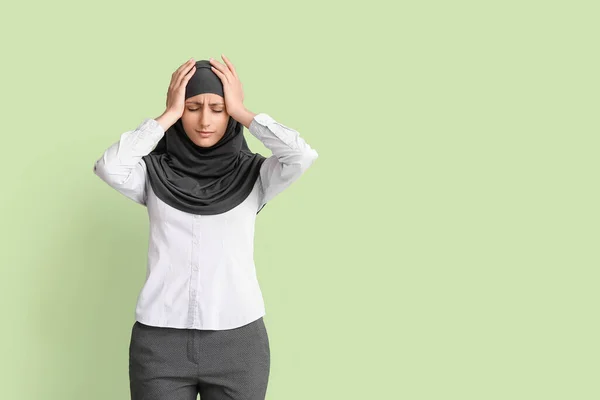 Gestresste Muslimische Sekretärin Auf Farbigem Hintergrund — Stockfoto