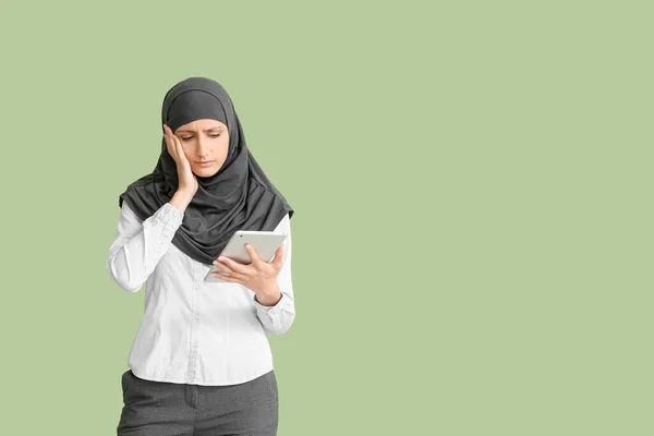 Smutný Muslimský Tajemník Tabletou Barevném Pozadí — Stock fotografie