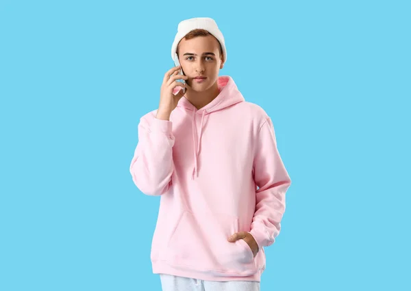 Ung Kille Snygg Hoodie Talar Telefon Färg Bakgrund — Stockfoto